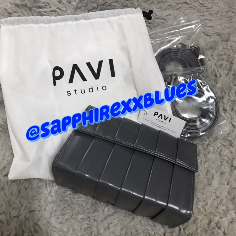 ของใหม่ป้ายห้อย พร้อมส่ง กระเป๋าหนัง สะพายผู้หญิง แบรนด์ pavi สีเทา มีสายให้2แบบ