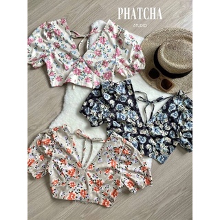 #phatcha NEW‼️(งานเกรดนำเข้า💯)  DETAILS : ท็อปเอวลอยลายดอก แขนตุ๊กตา น่ารักคิ้วท์ๆ คอวี แอบแซ่บด้วยการโชว์หลังเก๋ๆ