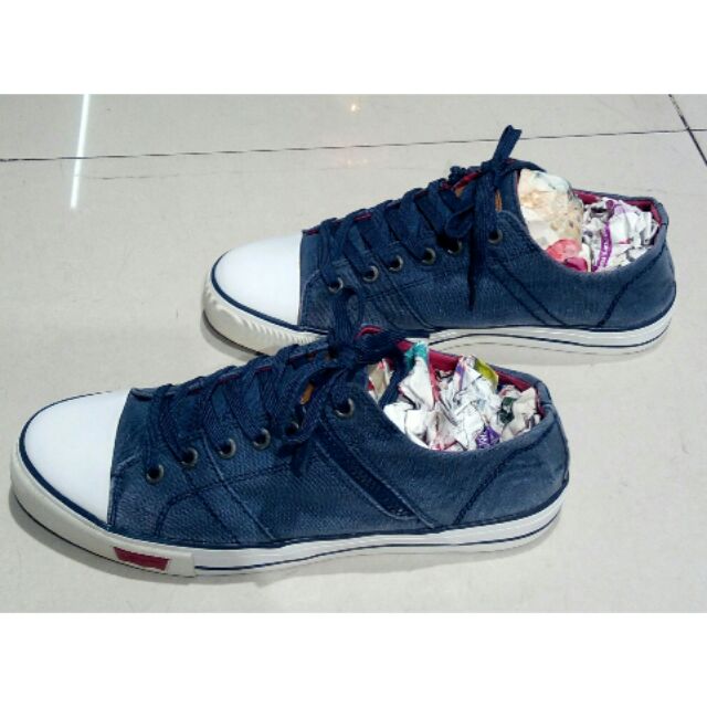 รองเท้ายี่ห้อ Levi's มือสองสภาพสวย