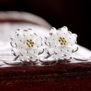 ต่างหูเงินรูปดอกไม้ • Silver Flower Earring