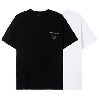 [S-5XL]เสื้อยืดแขนสั้นลําลอง คอกลม ผ้าฝ้าย แต่งซิป พิมพ์ลายตัวอักษร Prada แฟชั่นคู่รัก สไตล์คลาสสิก พลัสไซซ์ สําหรับผู้ช