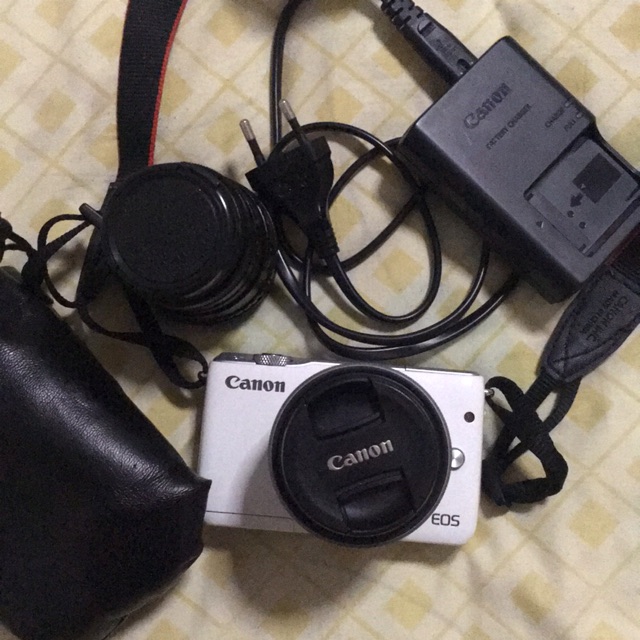 Cannon eos m10 มือสอง สภาพ 99% แถมเลนส์มือหมุน 50 mm f1.8 ติดฟิล์มมีฟิลเตอร์ให้