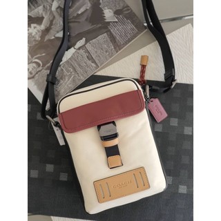 (ผ่อน0%) กระเป๋า สะพายข้างชาย RANGER CROSSBODY IN COLORBLOCK (COACH 1957) QB/CHALK/HEATHER GREY/BURGUNDY