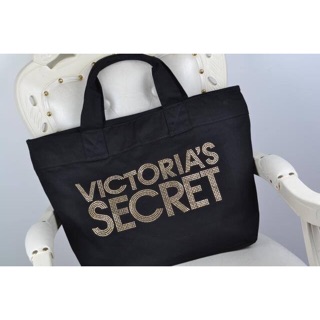 รหัส BM-332   Brand : victoria secret  size ยาว 52 cm. สูง 36 cm.  victoria secret