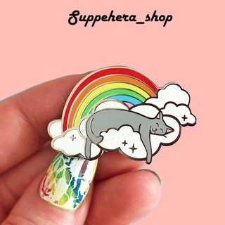 เข็มกลัด / หมุดโลหะ เจ้าแมวสีเทานอนหลับอยู่บนเมฆรุ้ง  Grey Cat Sleeping on Rainbow Cloud  🐺🌈⛅ ( Hard Enamel Pin )