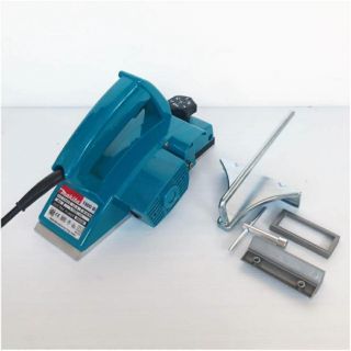 กบไฟฟ้า 3นิ้ว Makita 1900B  (580วัตต์) 
พร้อมอุปกรณ์ครบชุดพร้อมใช้งาน