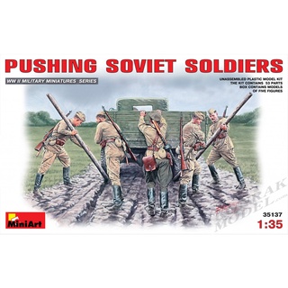 MI35137 PUSHING SOVIET SOLDIERS 1/35