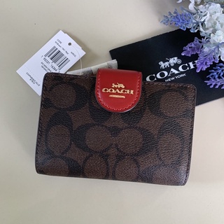 (ผ่อน0%) Coach กระเป๋าสตางค์  ใบกลาง MEDIUM CORNER ZIP WALLET IN SIGNATURE CANVAS (COACH C0082) 2 พับ สีน้ำตาลเข้ม แดง