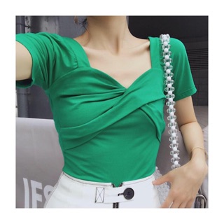 เสื้อยืดเนื้อดี ทรงสวย สีเขียว จากร้าน Cherdeery ทวิสช่วงอก ใส่แล้วช่วงเอวจะดูเล็กลง ความยาวกำลังพอดี เอวไม่ลอย