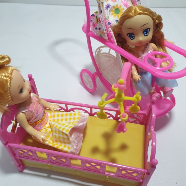 อุปกรณ์แต่งบ้านตุ๊กตา เปลเด็ก และรถเข็นตุ๊กตาเด็ก ตุ๊กตาบาร์บี้ ของเล่นประกอบฉาก