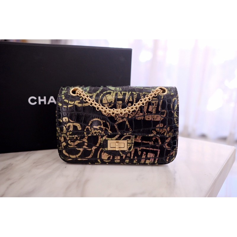 Used in very good condition Chanel mini8 reissue 224 croc embossed holo28