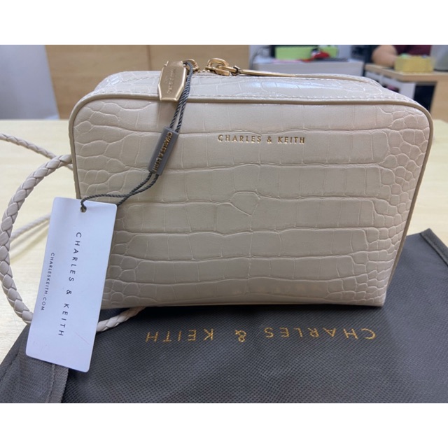 กระเป๋า CHARLES & kEITH