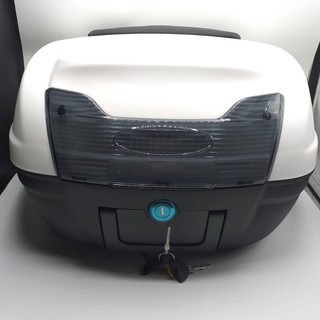 กล่องท้ายเบาะ TOP BOX (T-MAX) E-60 YM0879 (XL-40L) สีขาว-ฟิล์มถาดพลาสติก