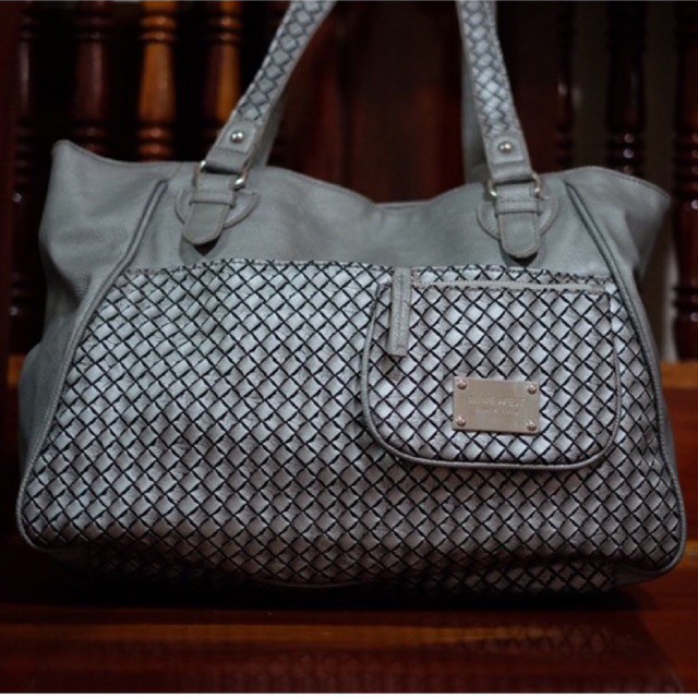กระเป๋า nine west สะพายสีเทา