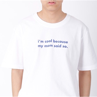 Brainwashedtheory เสื้อยืดแขนสั้น i am cool because my mom said so.