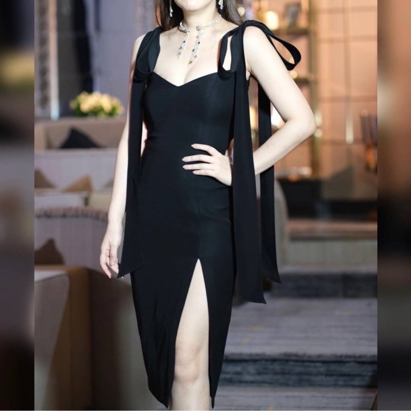 [SWAN STUDIO] เดรสสายเดี่ยวสีดำ สวย เผ็ช แพง แต่งสองสายช่วงไหล ผ่าหน้าโชว์ขา สวยสง่า
