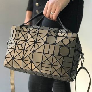 ราคา650
BAO BAO ISSEY MIYAKE 
ทรงหมอนเนื้อด้าน  ขายดี พร้อมส่ง ‼️
☑️size กว้าง 10”
☑️งานเกรด AAA หัวซิปปั้ม