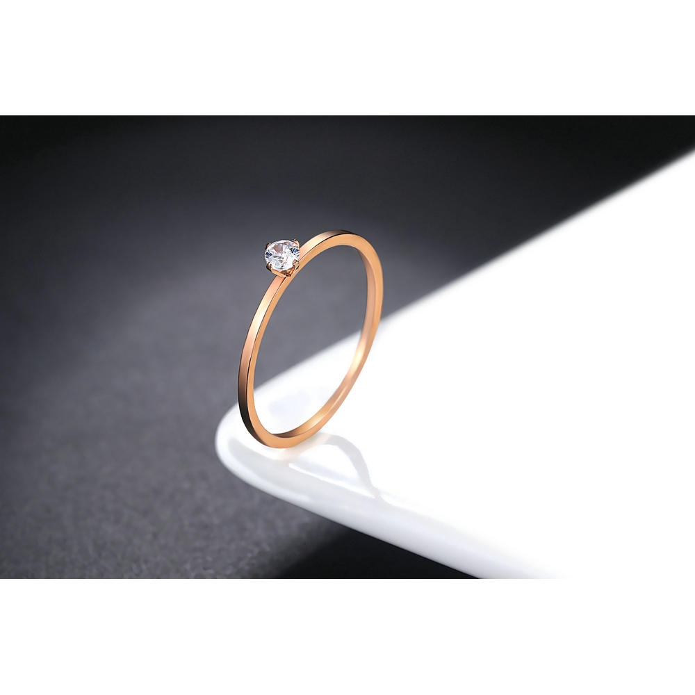 ZHOUYANG แหวนสำหรับผู้หญิงที่เรียบง่ายบางไทเทเนียมเหล็ก 4 Craws Cubic Zirconia สี Rose Gold ของขวัญวันเกิดเครื่องประดับแฟชั่น R825
