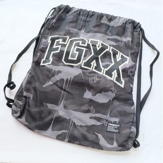 Fingercroxx กว้าง 17.5 นิ้ว ยาว 13 นิ้ว สีดำ/เทา กระเป๋าผ้าหูรูด มือสอง ของแท้