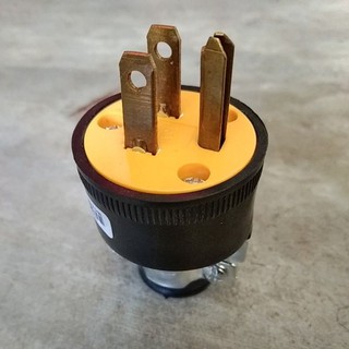 ปลั๊กยางตัวผู้มีแคล้มรัด Plug
