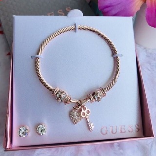 พร้อมส่ง @1,690 ทุกแบบ ข้อมือประดับเพชร+ต่างหู  สินค้ามาพร้อมกล่องเซต  Guess KEY CHARM GIFT SET  ระยะวงกว้างประมาณ 7.5”