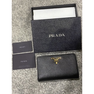 กระเป๋าสตางค์ Prada หนัง saffiano รุ่นยอดฮิต สภาพดีมาก 📌📌