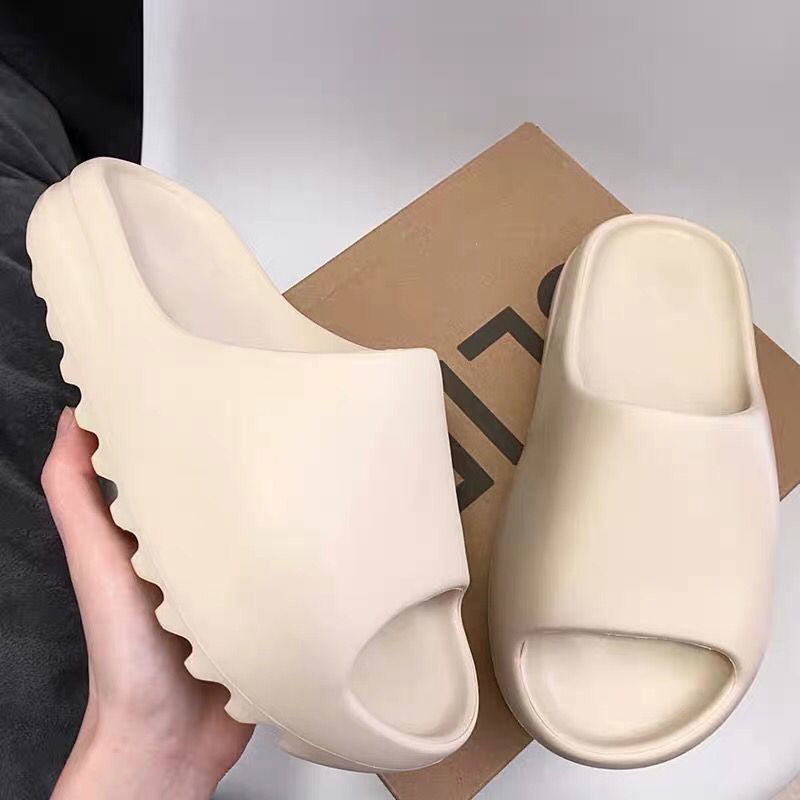 รองเท้าแตะแฟชั่น Yeezy ของแท้กันลื่น (วัสดุพื้นรองเท้านุ่ม EVA)