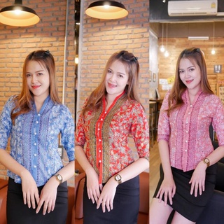 เสื้อผ้าคอลตอลพิมพ์ลาย แขนศอก แต่ง กระดุมมุก ลายสวยงามสะดุดตา แมชกับกระโปรงหรือกางเกงใส่ทำงานออกอีเว้นท์ของมันต้องมี