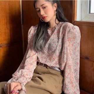 🌸Floral sweet top🌸 เสื้อเกาหลีซีทรู รุ่นนี้สีสวยหวานแอบเซ็กซี่นิดๆ ช่วงคอเย็บแต่งระบาย มีกระดุมติดต้นคอ