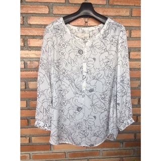 เสื้อคอกลมสีขาวลายดอกสีดำ กระดุมหน้า ซีทรู Loft Size L อก 42” ยาว 26” (มีรอยด้ายรัน)