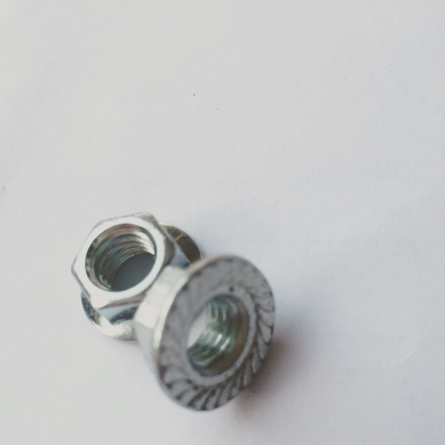 หัวน็อตติดจาน M 8 x 1.25 ชุบซิงค์ขาว บรรจุห่อละ 50 ตัว 79 บาท