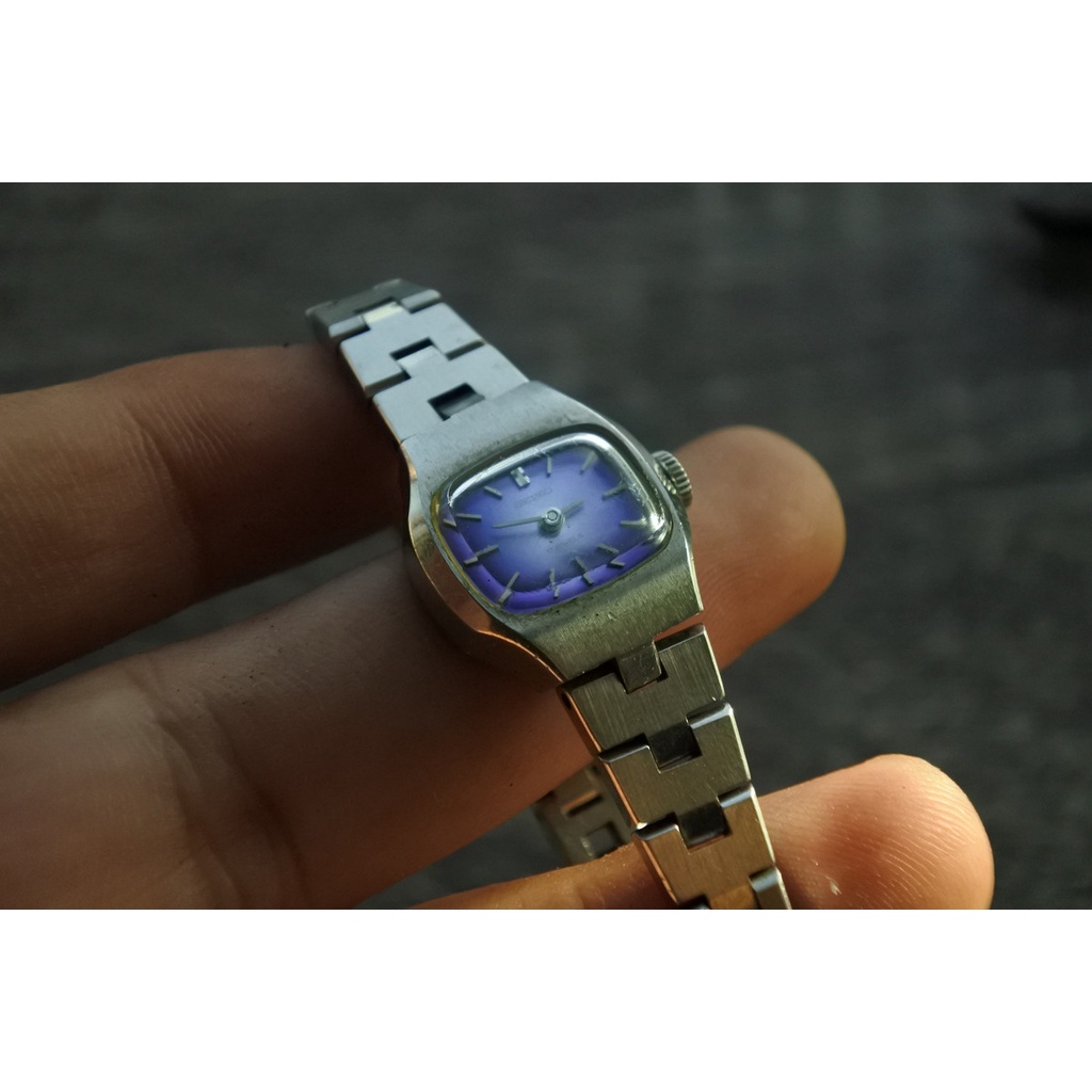 นาฬิกา Vintage มือสองญี่ปุ่น SEIKO 17Jระบบไขลาน ผู้หญิง ทรงสี่เหลี่ยม TV กรอบเงิน หน้าสีน้ำเงิน หน้าปัด 19mm
