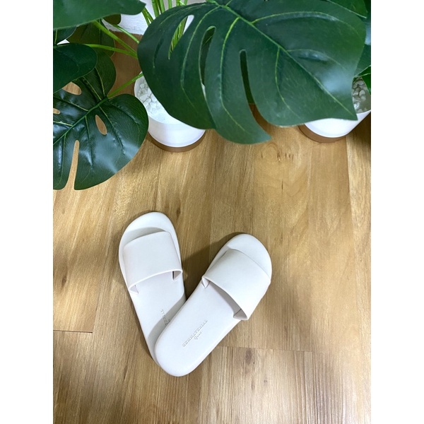 รองเท้าแตะมินิมอล gem.material