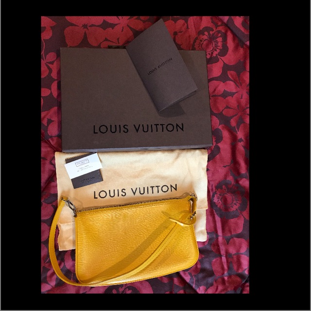 🌕Used Lv Pochette Jonquille Yellow Epi Leather Accessoires🍋Y13 อะไหล่เงินเงา สายแข็ง มุมไม่ถลอก ไม่เคยสปา สวยงาม🥰