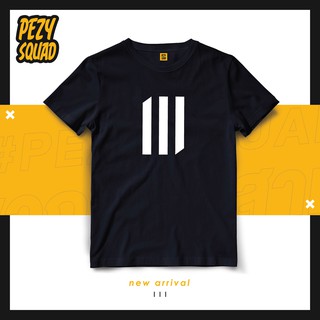 PEZY SQUAD เสื้อยืดลายชูสามนิ้ว สีดำ