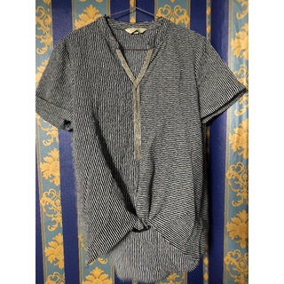 เสื้อเชิ๊ตแขนสั้น ลายทาง แต่งโซ่ยาวที่คอ คอวี  จีบเอวด้านหน้า 116-170 อก38-40 ยาวหน้า23 ยาวหลัง26