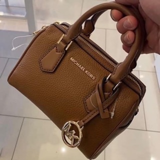 @3,390 บาท หมอน mk น้ำตาลล้วน และดำล้วน  📌Michael Kors หมอนจิ๋ว  📌Size :  7.25"W X 4.5"H X 3.5"D