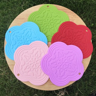 Cool color LeCreuset flower-shaped silicone placemat Insulation pad Dinner plate mat Enamel pot Anti-scalding mat Casse