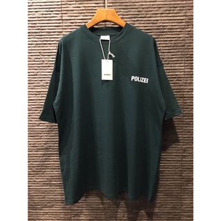 เสื้อยืดลาย VETEMENTS POLIZA T-SHIRT Size M / L สีเขียวเข้ม การันตีความเหมือนที่สุดให้เลยถ่ายสดจากสินค้าจริง100%