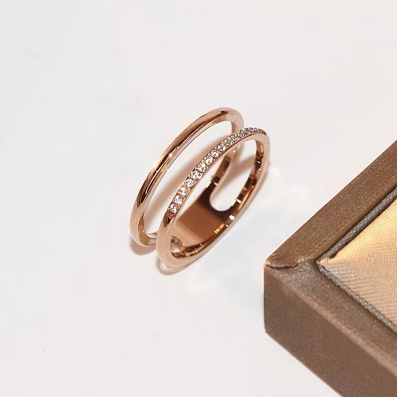แฟชั่นเวอร์ชั่นเกาหลี Hollow Double-Layer แหวนเพชรหญิงเหล็กไทเทเนียมชุบ 18K Gold All-Match แหวนสร้อยข้อมือ