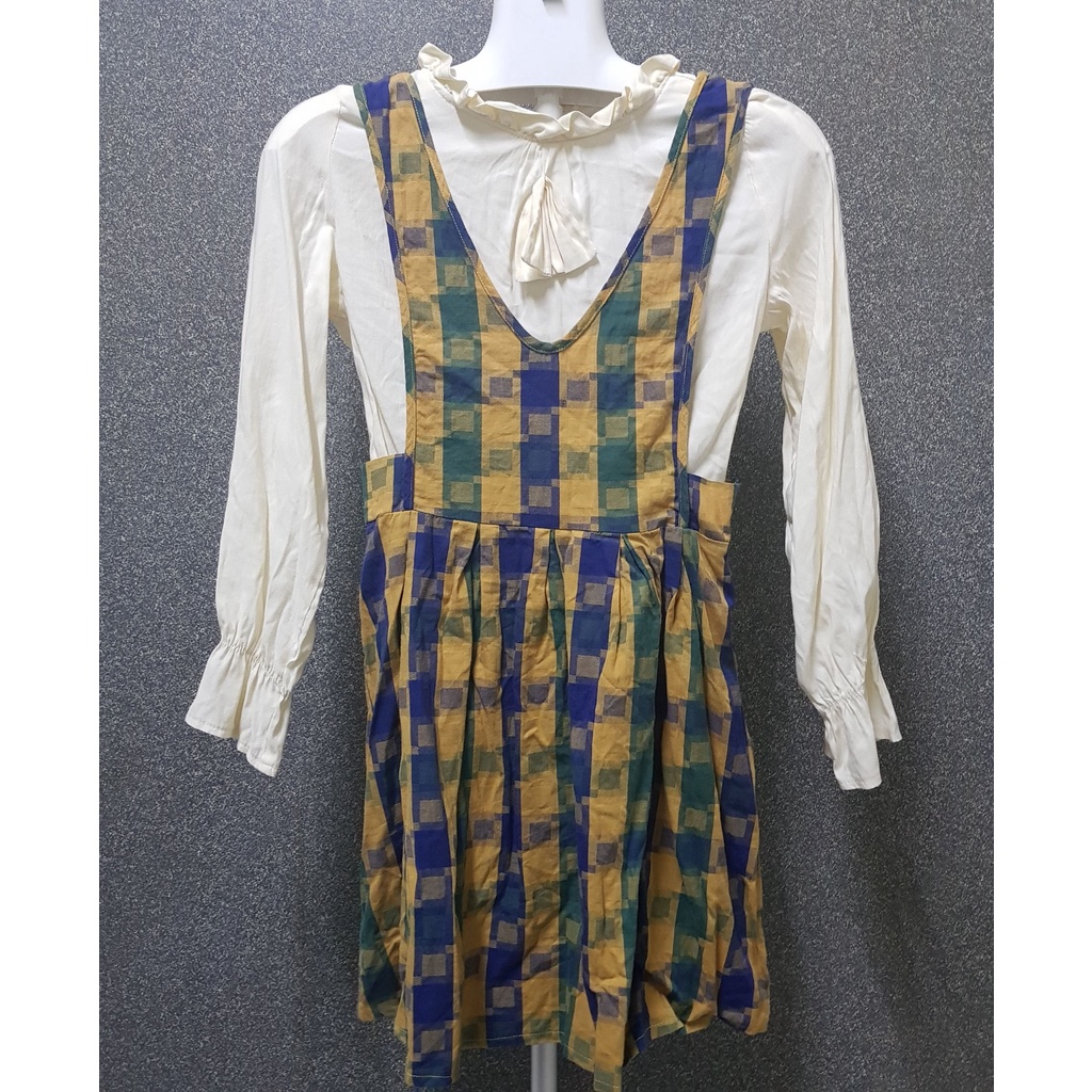 ชุดกระโปรง 2 ชิ้น เดรส เสื้อ เสื้อแขนยาว สีครีมอ่อน กระโปรง ลายตาราง สีน้ำเงิน เหลือง เขียว แบรนด์ V