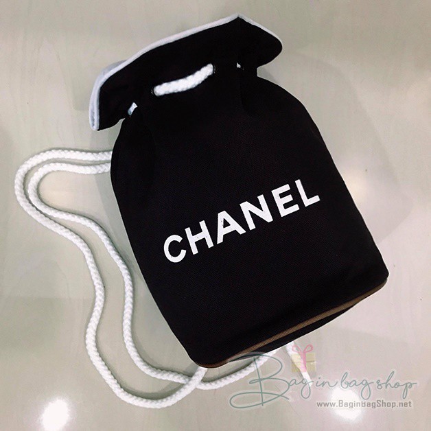 Chanel Beaute Drawstring Large กระเป๋าสำหรับใส่ขวดเครื่องสำอางค์ หรือ แชมพู กันน้ำ จาก เคาท์เตอร์ Chanel Beaute