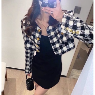 เสื้อคลุมทวีตลายสก๊อต ติดกระดุมทองด้านหน้า ปลายแขนแต่งกระดุมทอง(แกะไม่ได้)  มีซับใน ใส่สวยดูดีมากเลยค่า เนื้อผ้าดี