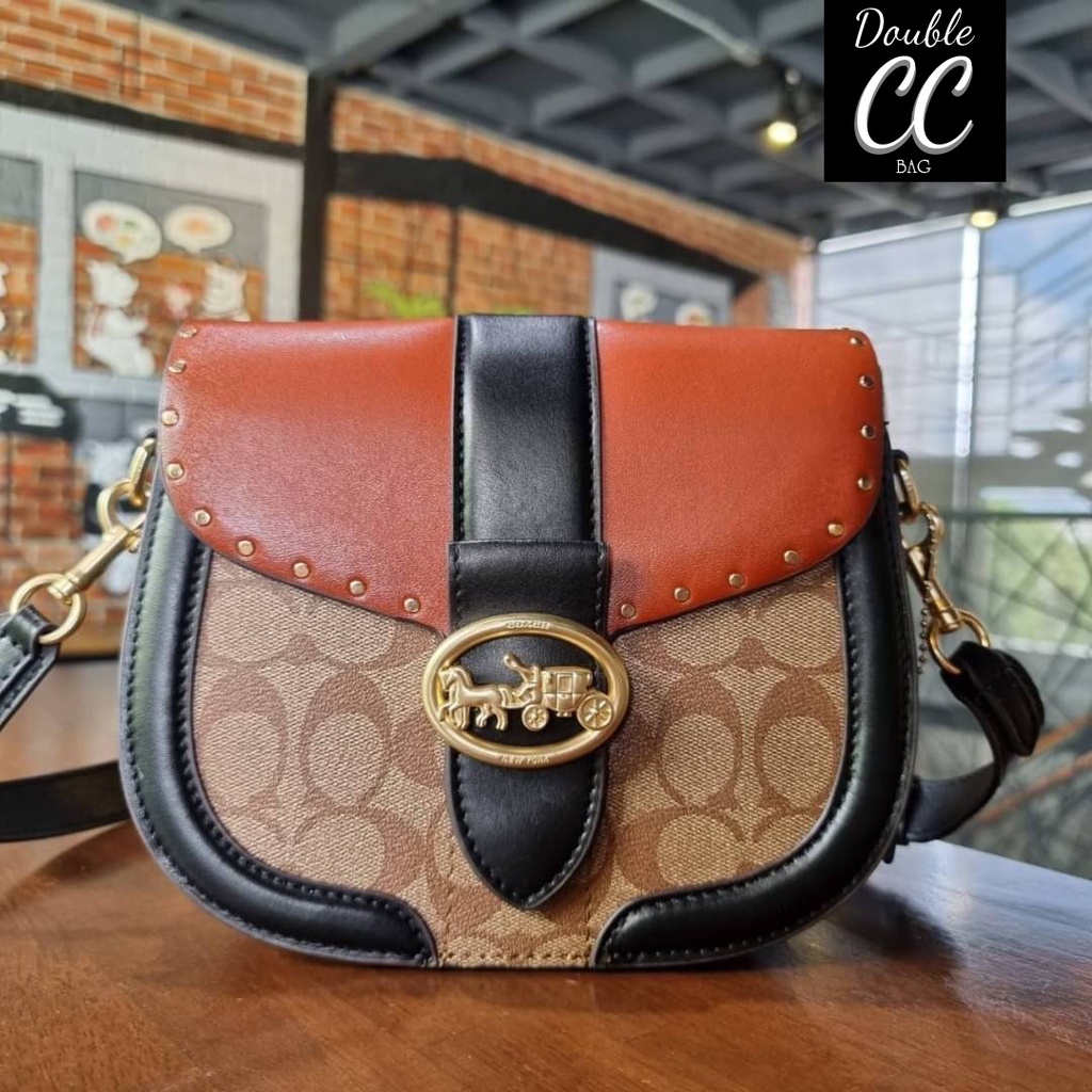 (แท้ 💯%‼) COACH C3593 GEORGIE SADDLE BAG IN COLORBLOCK SIGNATURE CANVAS WITH RIVETS