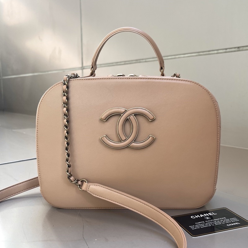 Chanel Coco Curve Vanity Case Small 9” Holo23   เบจ โซ่ทองรมดำ สวยหรู ดูดีภายในเอี่ยมเฟี้ยว ปล่อยกันอยู่ 13x K น้า
