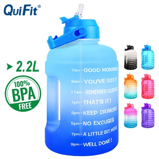 QuiFit ขวดน้ํา 2.2L พร้อมหลอดดูดน้ําแบบพกพาสําหรับตั้งแคมป์กลางแจ้ง