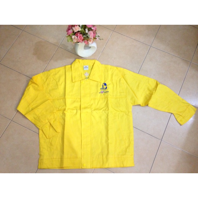เสื้อแจ็คเก็ตสีเหลือง เนื้อดีผ้าทวิวคอม โลโก้ปักอกซ้าย-ปักต้นคอหลัง