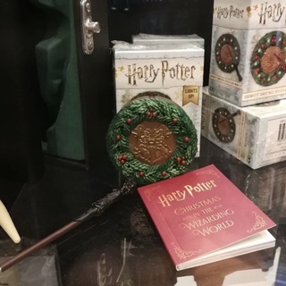 มินิทอยแฮร์รี่พอตเตอร์ harry potter hogwarts christmas wreath&amp; wand set ที่แขวนมีไฟได้ มาพร้อมไม้กายสิทธิ์ *กล่องมีตำหนิ