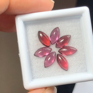 โรโดไลท์ การ์เน็ต (Rhodolite Garnet) พลอยดิบธรรมชาติไม่เผา จำนวน 1 กล่อง 6 เม็ด นน รวม 5.49 กะรัต ขนาด 8x4x3 มม