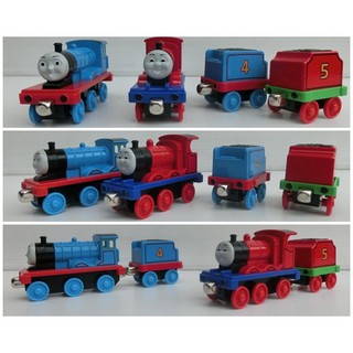 Set รถไฟ thomas 2 ขบวน มาพร้อมรถพ่วงอีก 2 ขบวน รวม 4 ขบวน รถไฟแต่ละตัวยาว 7 cm รถพ่วงยาว 6 cm